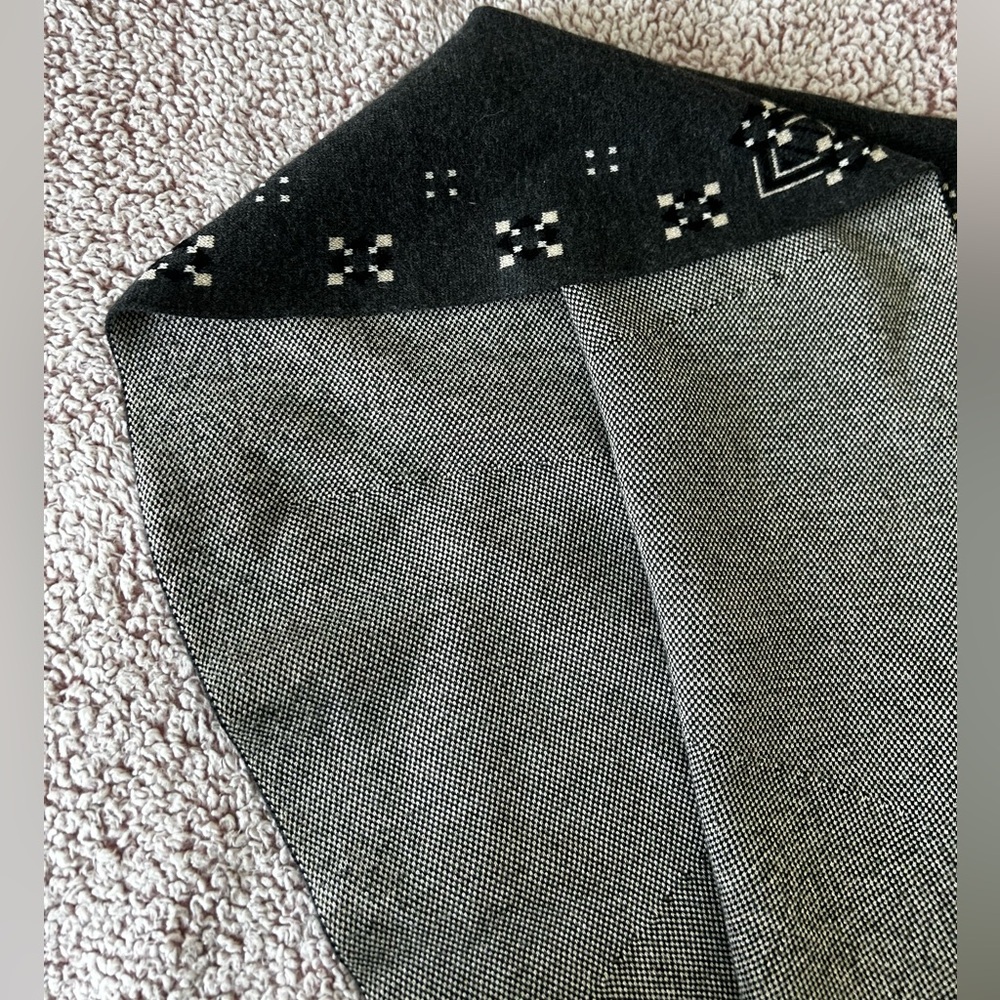 Max Studio knit skirt geometric pattern monochrome colors soft and strong fabric - Picture 6 of 6